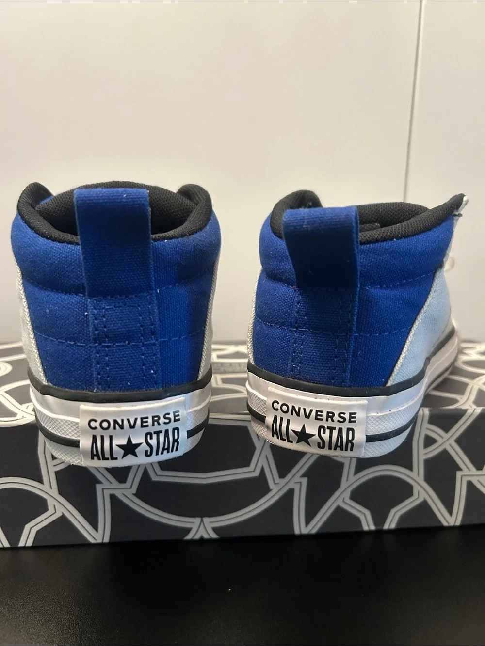 Converse Chuck Taylor All Star CTAS Axel Mid Sneakers. Kid Size 12